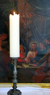 einzelne Kerze auf dem Altar der Schloßkirche