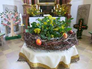 österlich geschmückter Taufstein der Schloßkirche