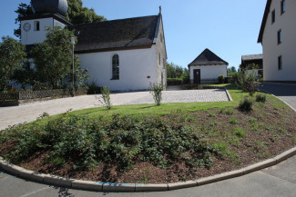 der neugestaltete Kirchenvorplatz in Brunn
