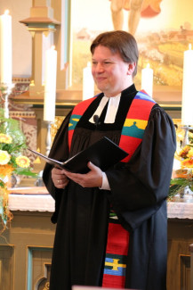 Pfr. Völkel beim Konfirmationsgottesdienst in Brunn.