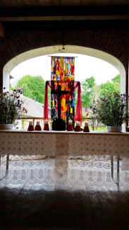 Altar in der Theaterscheune in Oberaufseß