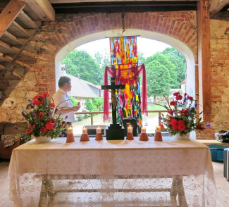 Der Altar in der Theaterscheune beim Gottesdienst in Oberaufseß