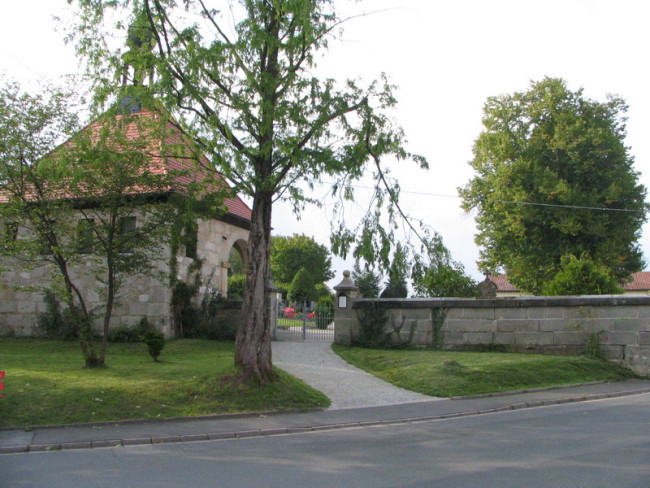 Friedhofseingang mit Leichenhaus