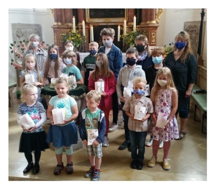 Die Kindergottesdienstkinder bei einem Treffen  in der Kirche, Sommer 2020.