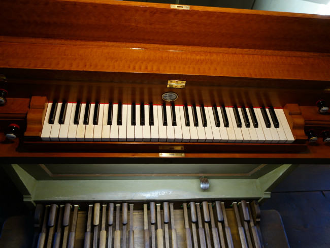 Der Spieltisch der Orgel in Brunn