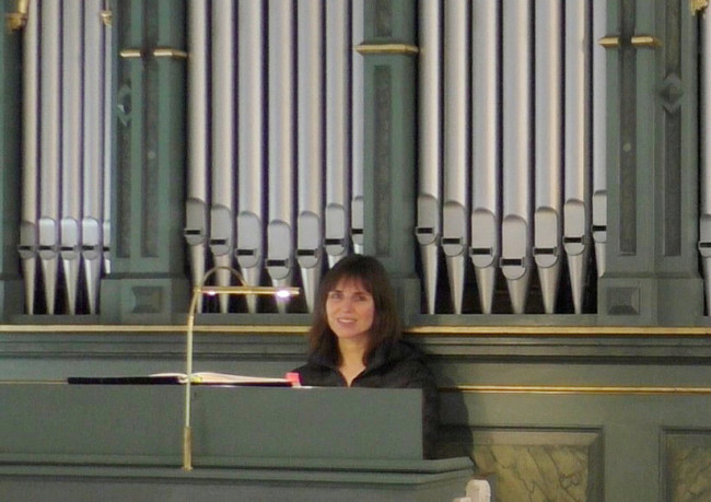 Organistin Frau Schwarz an der Orgel in der Schlosskirche